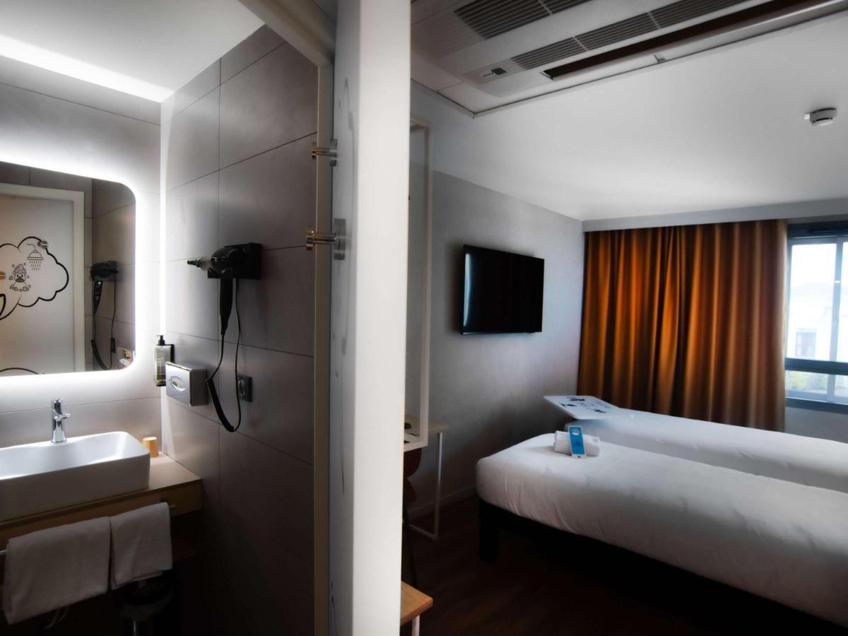 Готель Ibis Styles Clermont-Ferrand Aeroport Екстер'єр фото