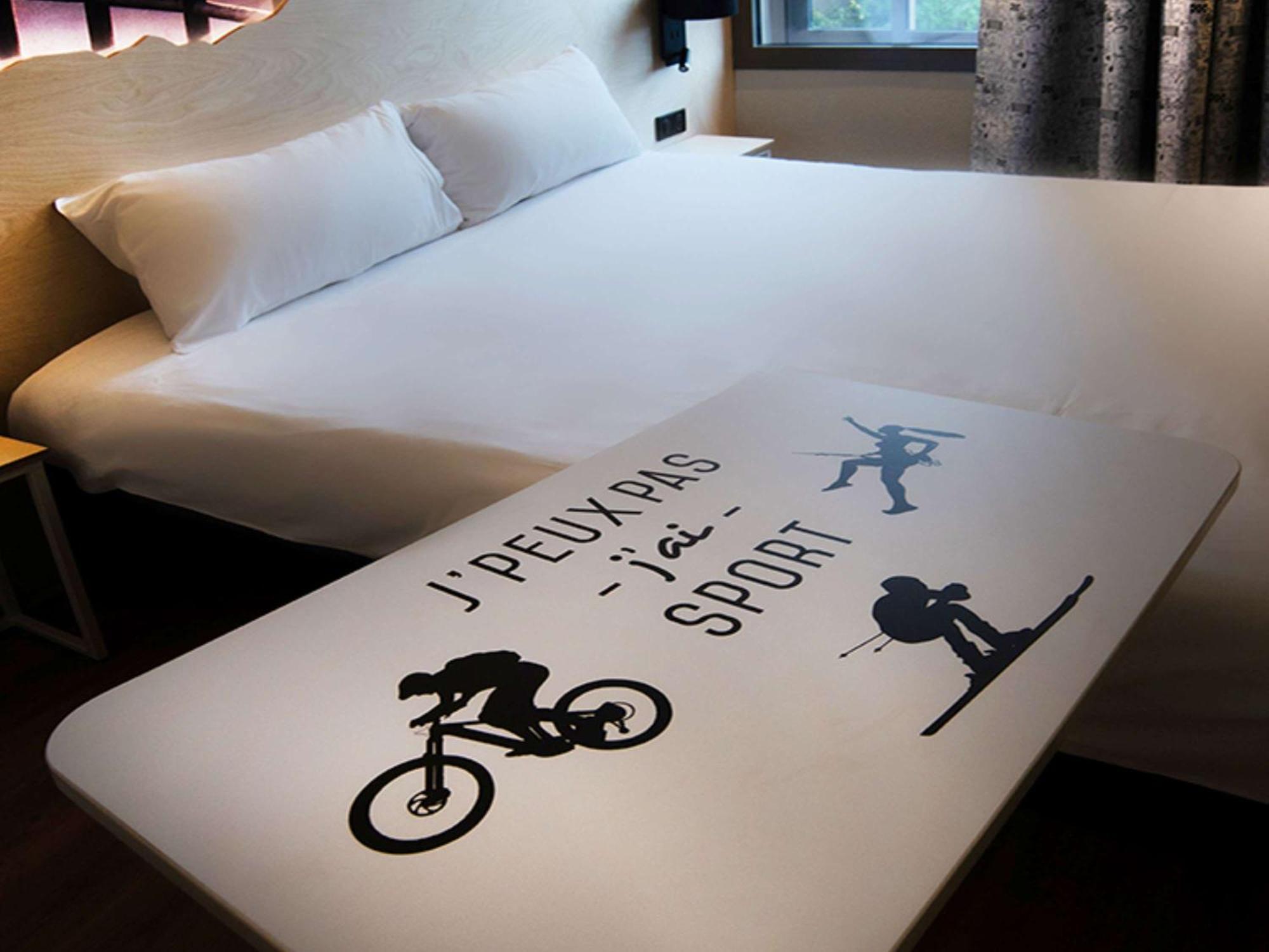 Готель Ibis Styles Clermont-Ferrand Aeroport Екстер'єр фото